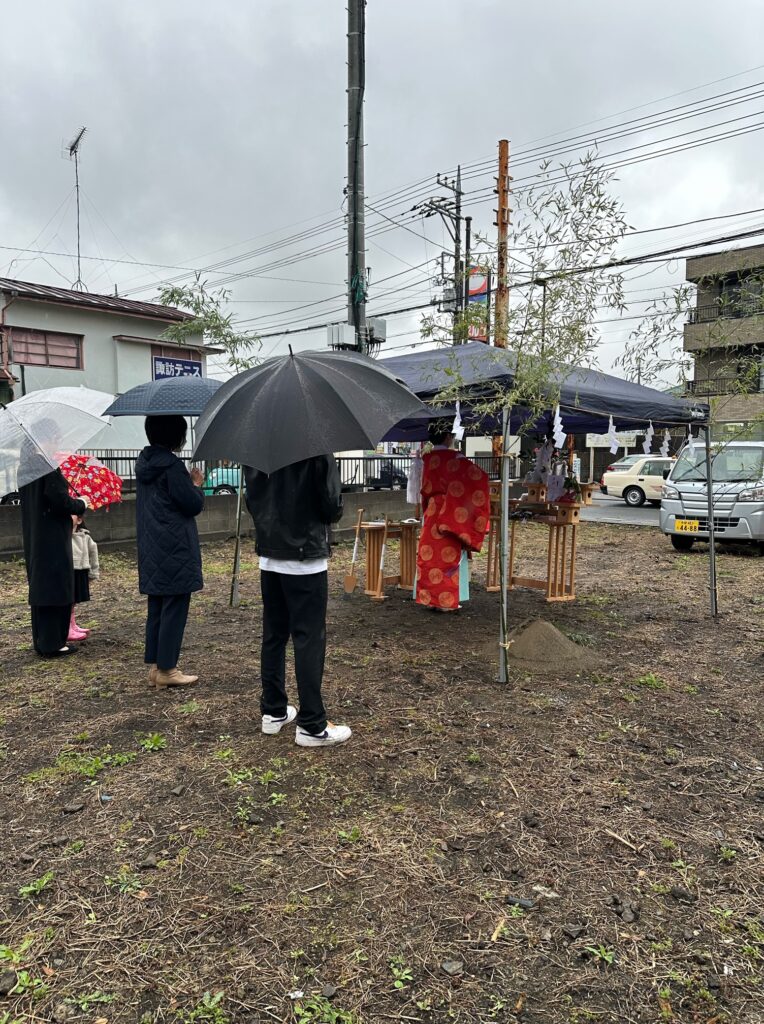 八王子市諏訪町で行われた高齢犬ペットホテルの地鎮祭の様子