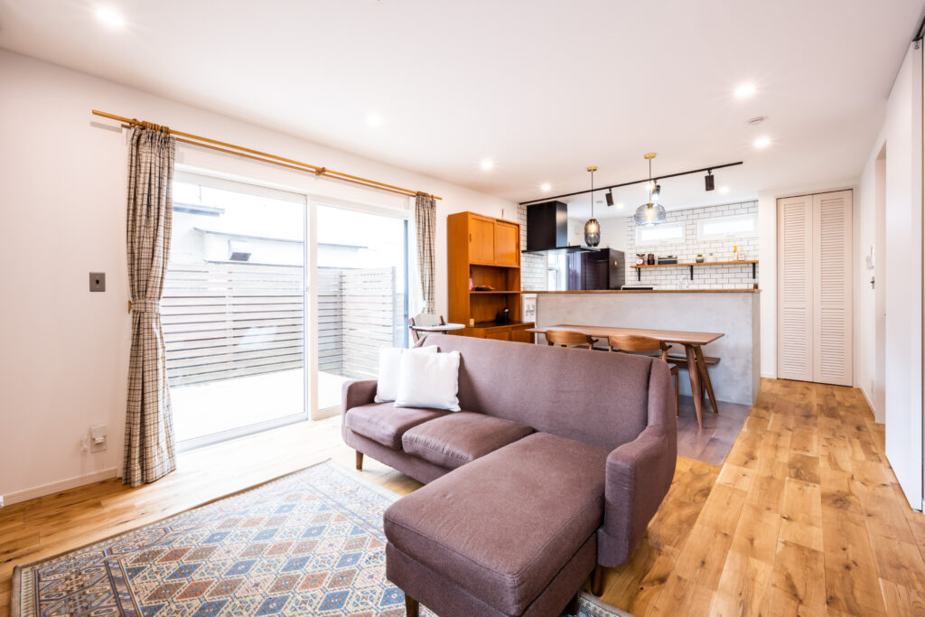 明るい光が差し込むリビング。土地選びは暮らしのイメージから