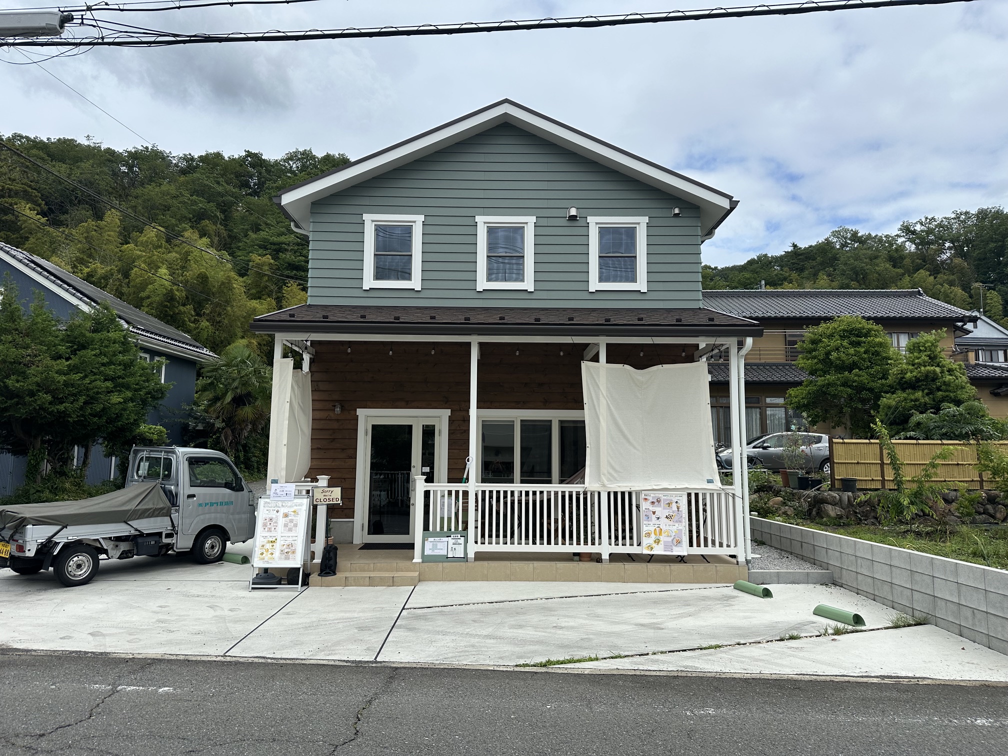 あきる野市草花のクレープ屋さんフローレスの1年点検で伺った店舗外観