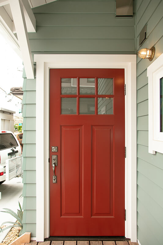 おしゃれな赤い輸入木製玄関ドア アカツカ建設