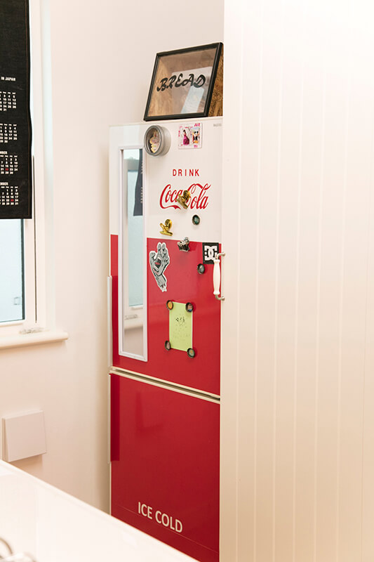 レトロなコカ コーラ冷蔵庫も合います アカツカ建設
