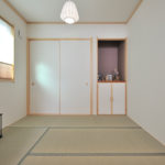 ツートンカラーのブラインドでモダンな雰囲気をかもしだしている和室。