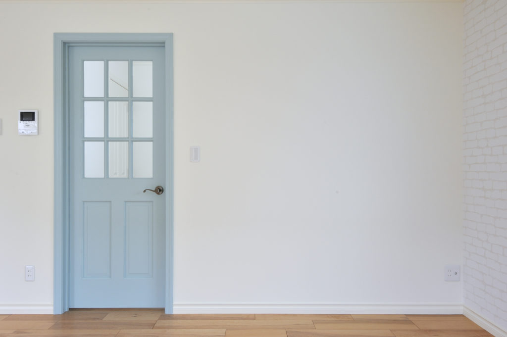ブルーグレーに塗装したリビングドア