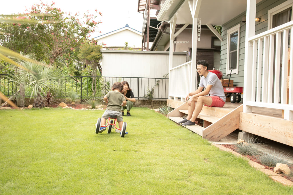 芝生のある庭で三輪車の練習です アカツカ建設