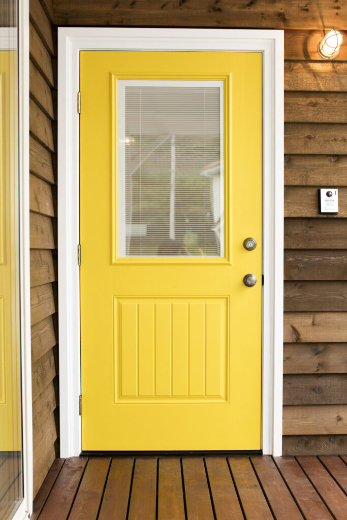 外観に合わせて好みの色に塗装したおしゃれな輸入ドア