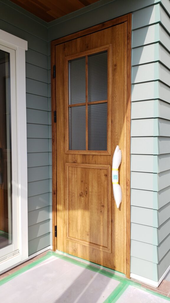 カットガラスのデザインが可愛い日本製の最新玄関ドア