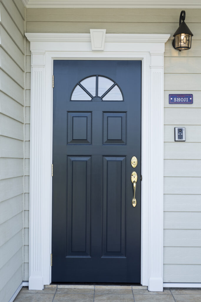 シンプソン社の木製玄関ドア 輸入住宅らしい温かみのあるデザイン