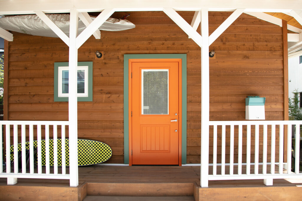 外観に合わせて好みの色に塗装したおしゃれな輸入ドア