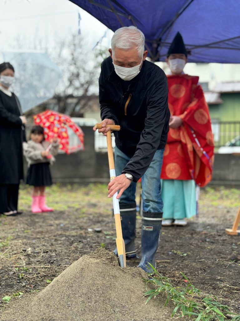 地鎮祭の準備(竹切り・テント設営)を自ら行い長靴姿のアカツカ建設社長