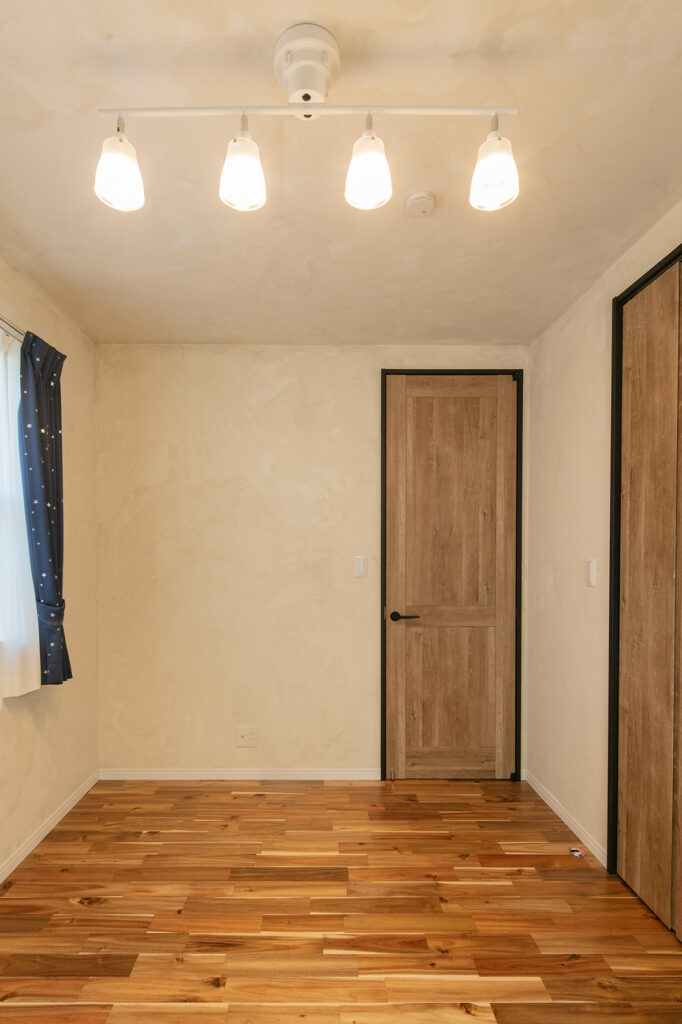 イクタの新作カラーフロアー「アカシア」。濃淡のあるワイルドな木目が特徴