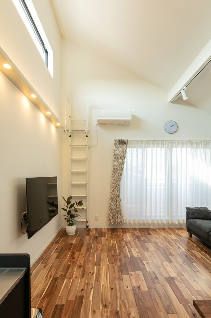 イクタの新作カラーフロアー「アカシア」。濃淡のあるワイルドな木目が特徴