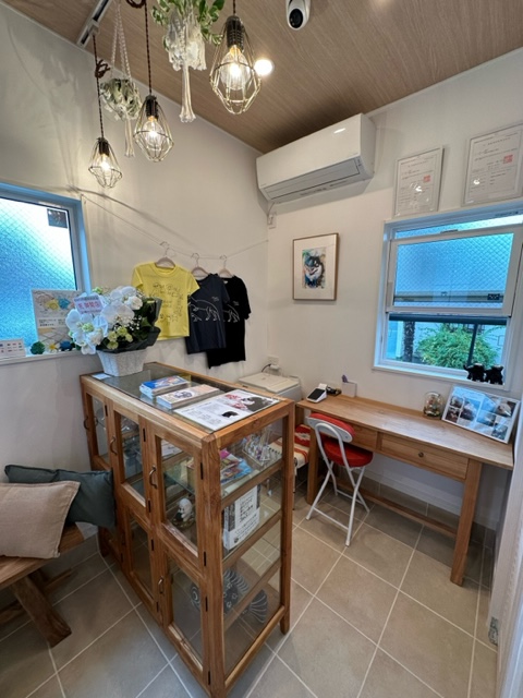 アメリカンスタイルの玄関ホールを活用したおしゃれなペットホテル受付