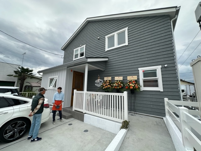 オープン祝いに駆けつけたアカツカ建設社長とオーナー様の笑顔