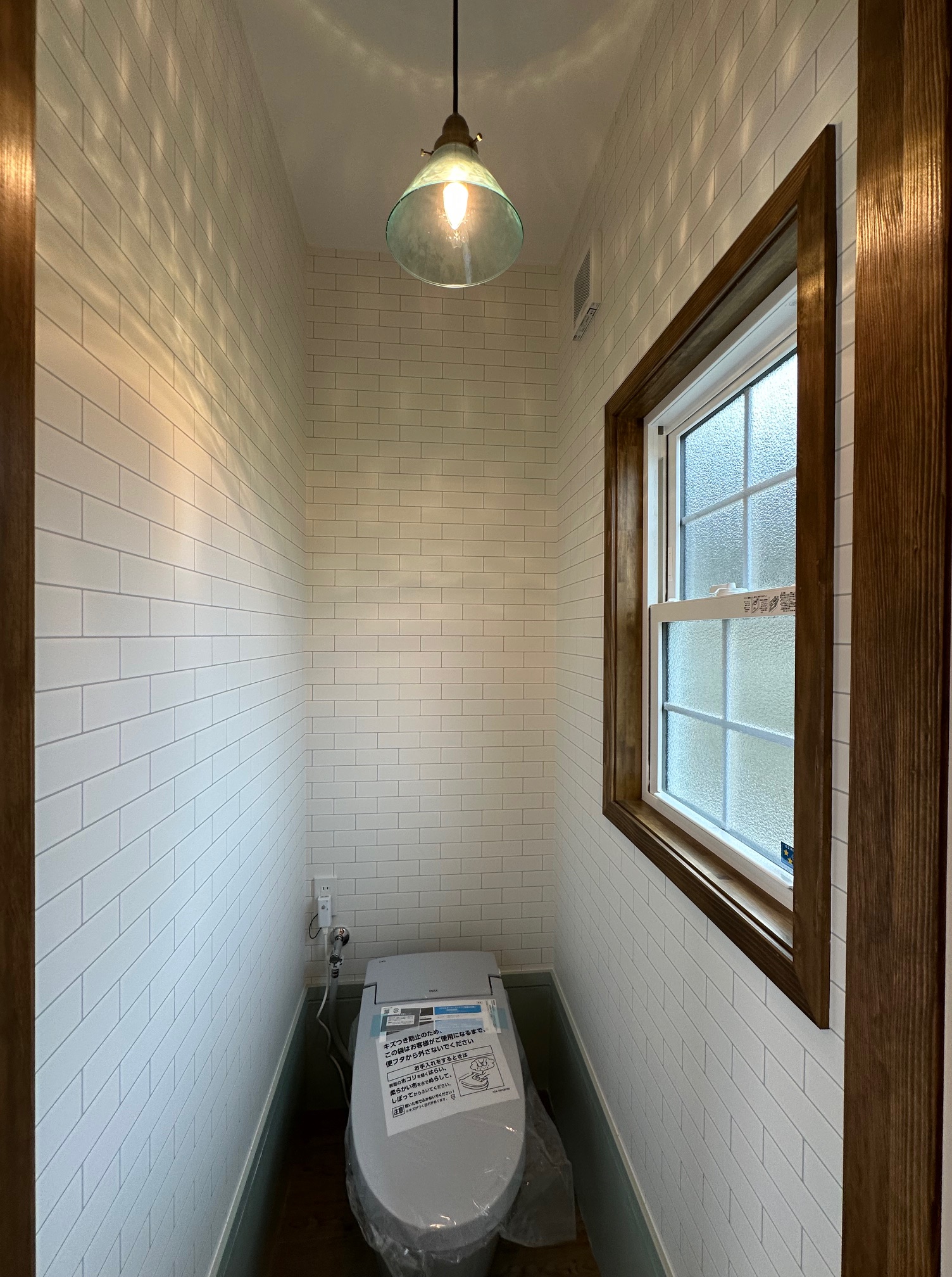 オーナー様に気に入っていただいたクレープ屋さんのトイレ照明