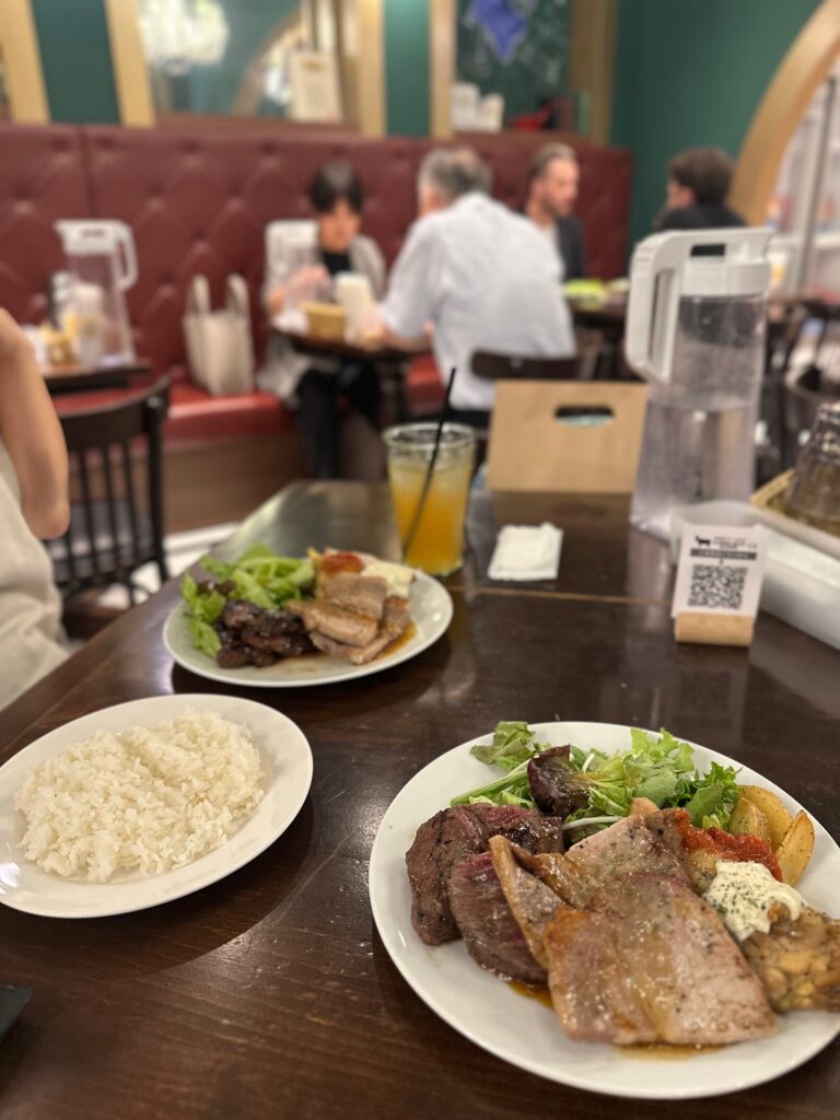 ショールーム見学の合間に、お客様と一緒に楽しんだハンバーグランチ