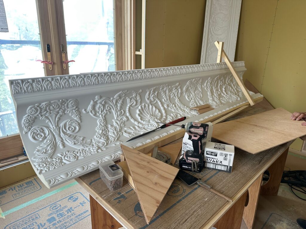 洋館住宅の複雑な廻り縁