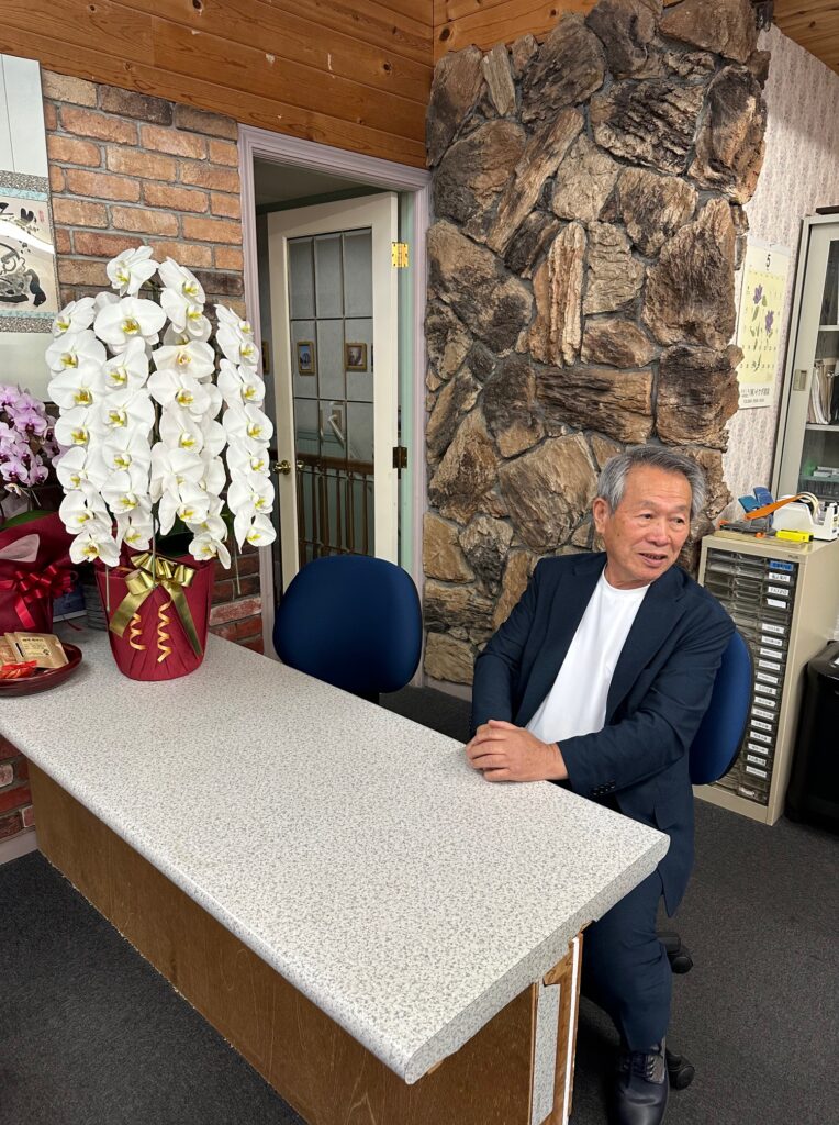 ジャケット姿でお祝いに駆けつけてくれたエアコン職人のヨシザワさんと赤塚代表