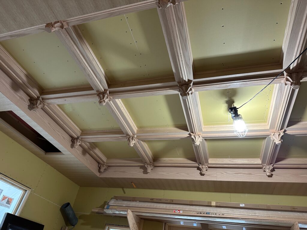 あきる野市の洋館コーヒー屋さんの階段吹き抜けに造作された美しい天井格子