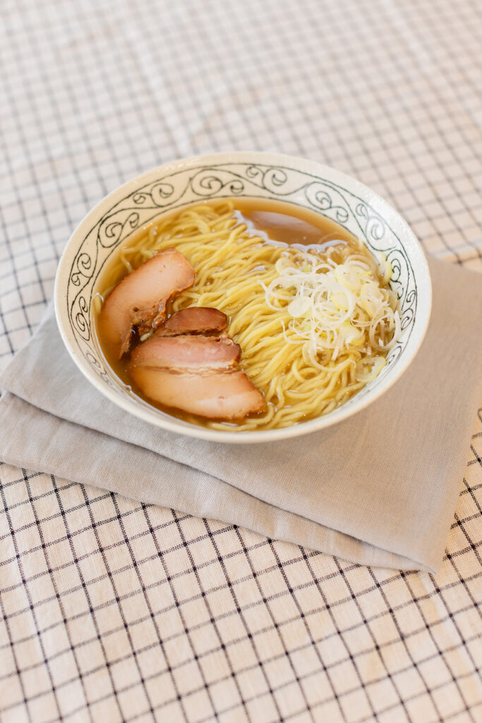 定休日限定で提供される、煮干しと鶏ガラブレンドの特製ラーメン