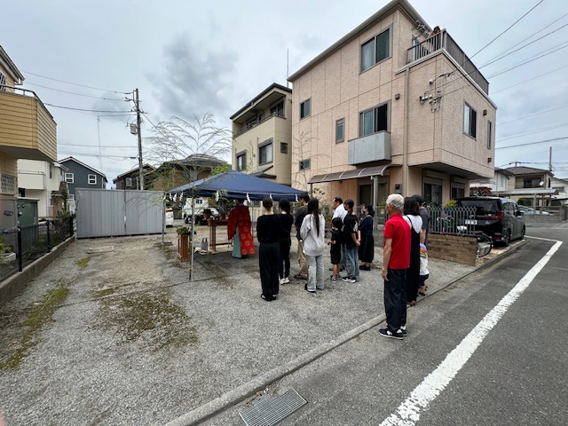 稲城市で執り行われた6人家族のアーリーアメリカンハウス地鎮祭