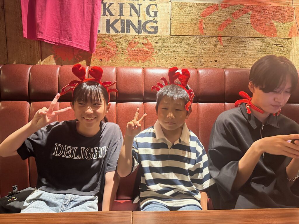 カニのカチューシャをつけて家族でお祝い 楽しい店内の様子