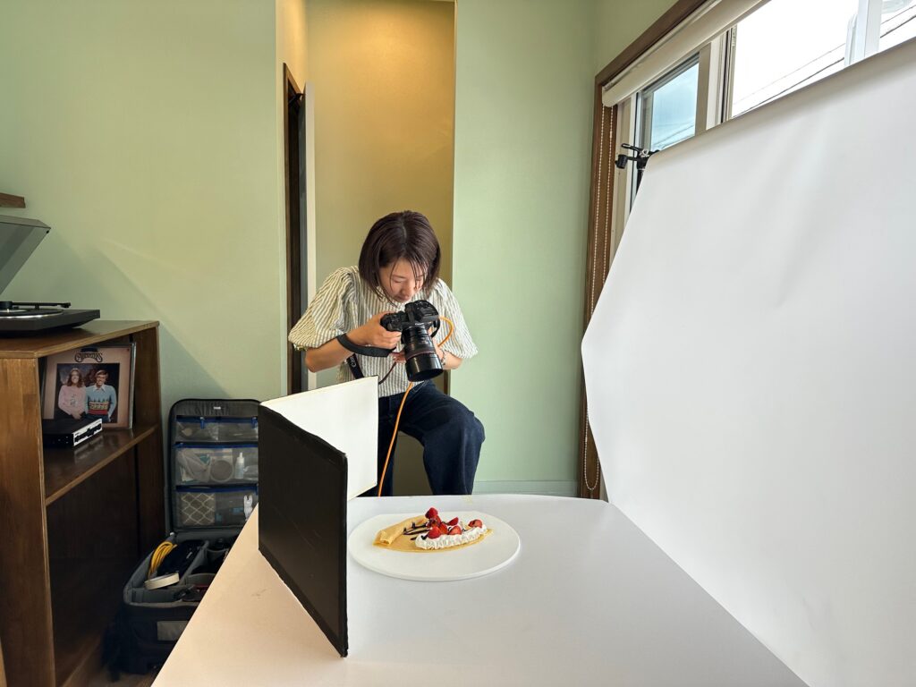 あきる野市のクレープ屋さんにて、撮影をするプロカメラマン