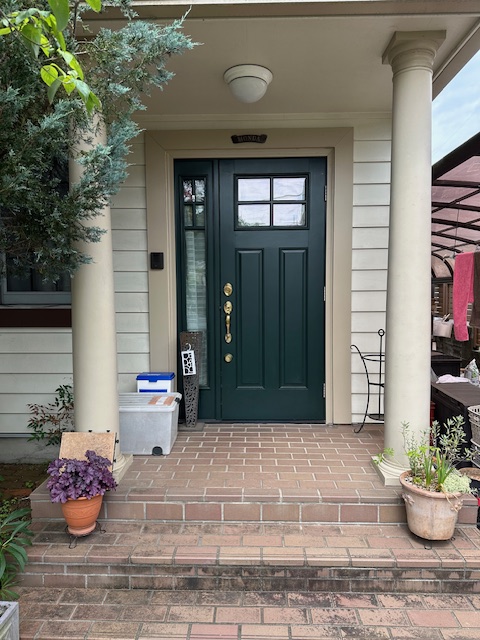 リフォームで交換したお気に入りのグリーンとベージュの輸入玄関ドア