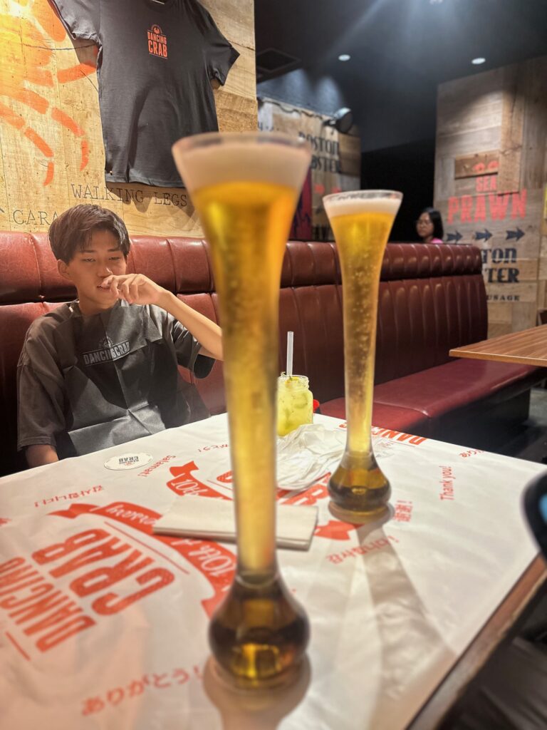 ちょっと飲みづらい！？ダンシングクラブのユニークなビールグラス