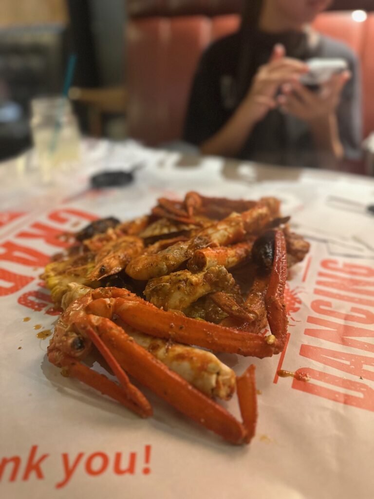 新宿ダンシングクラブ スパイシーなタレが絡んだ手づかみシーフード