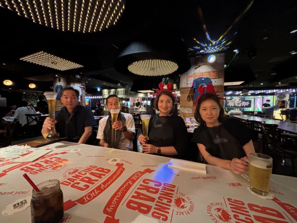 カニのカチューシャをつけて家族でお祝い 楽しい店内の様子 大人たち