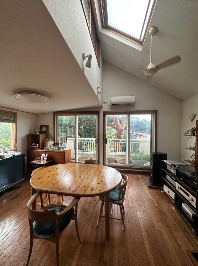 32年経っても明るく快適な2階リビングと吹き抜けの空間