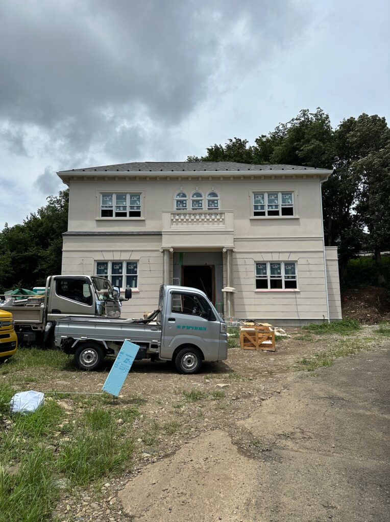 あきる野市草花で建築中のイギリス住宅 足場が外れて全景がお披露目