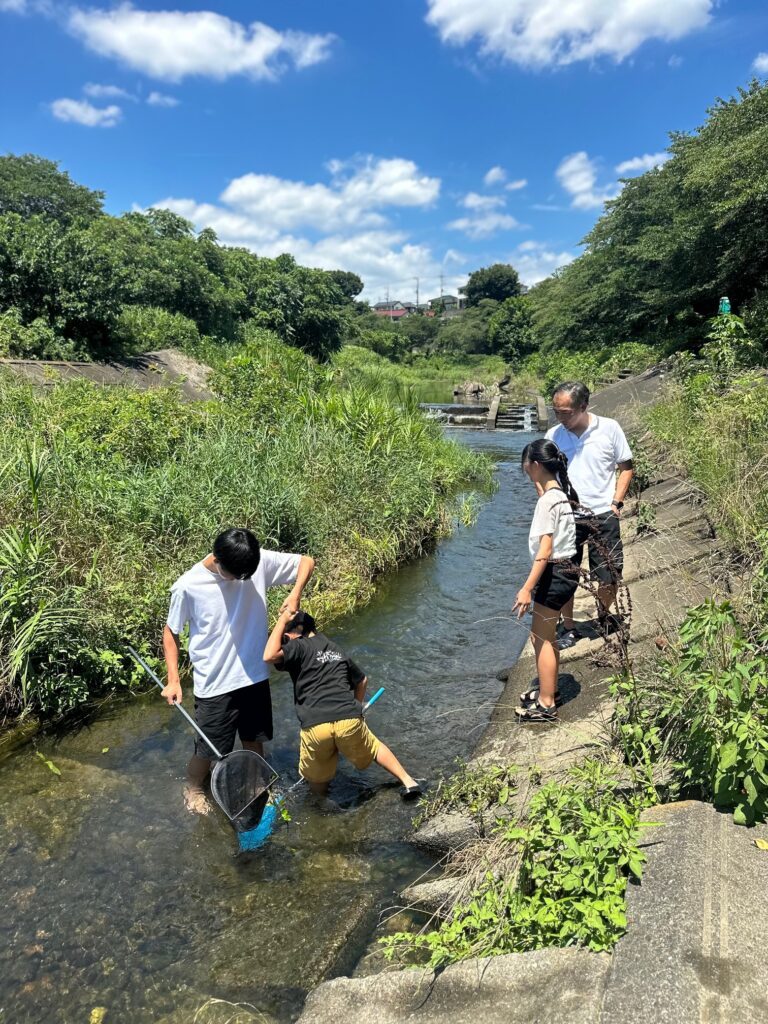 あきる野市草花の現場近くにある川の遊歩道 子供たちが水遊びを楽しむ様子