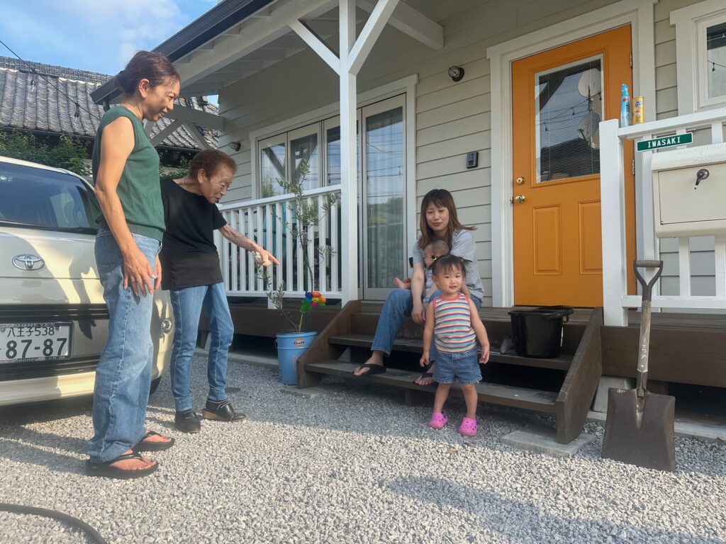 OB様のご主人と一緒に行った駐車場の砂利敷きメンテナンス