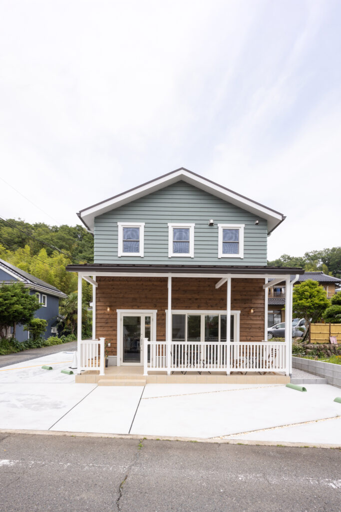 あきる野市草花のクレープ店FLORESのおしゃれな外観