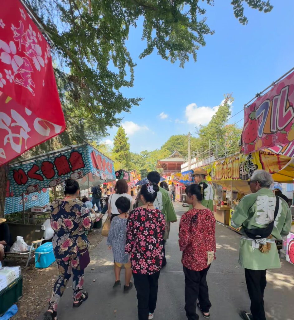 立川市諏訪神社の例大祭 賑わう屋台の様子