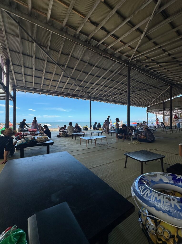 新潟県直江津の海水浴場 お盆休みの風景