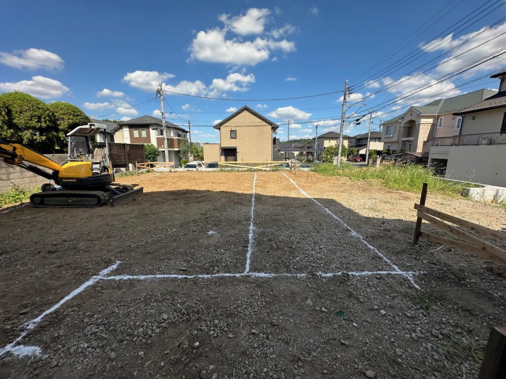 80坪の広大な敷地に引かれた建物の配置ライン(地縄張り)