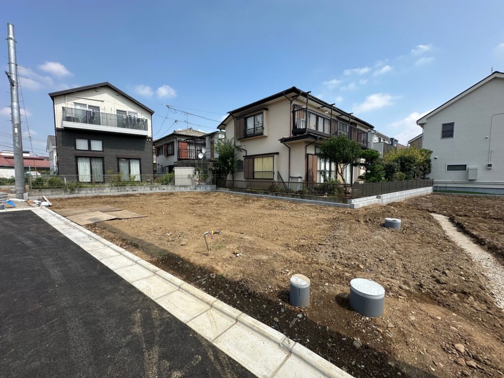 日野市南平5丁目 造成済みのきれいな分譲地と前面道路の様子