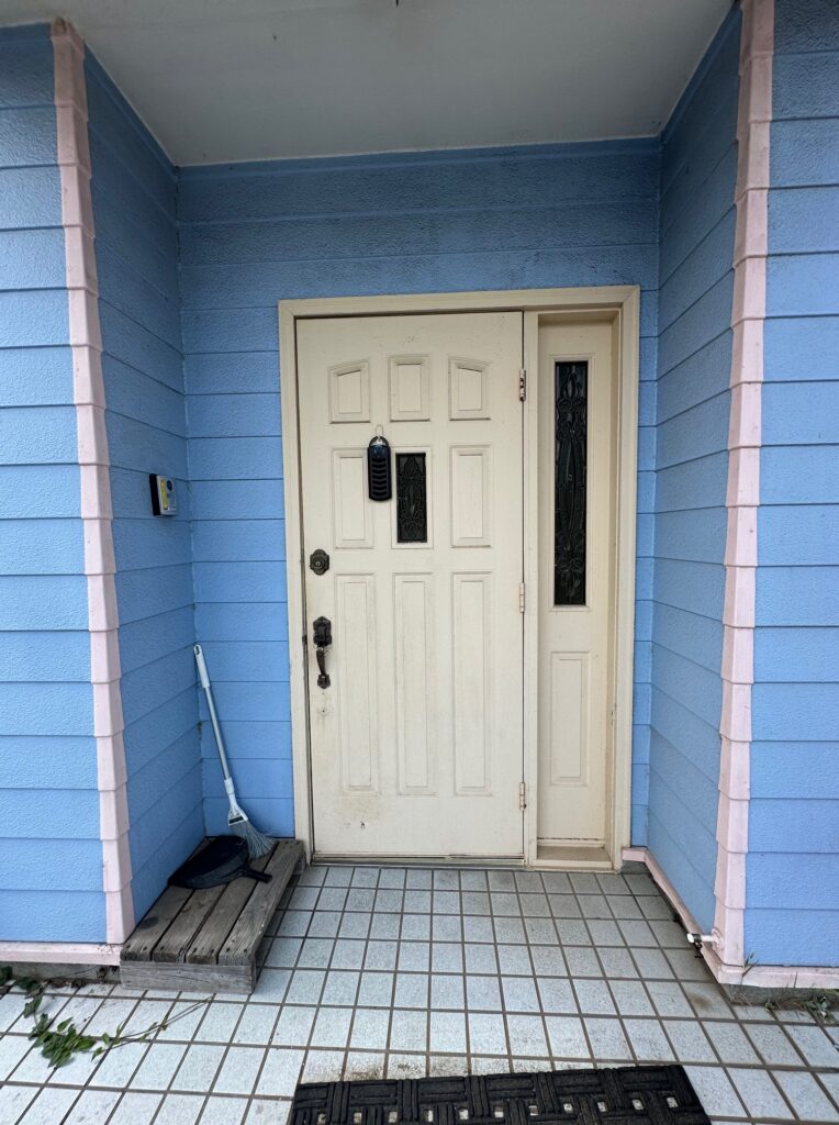 リフォーム前の輸入住宅の木製親子ドア