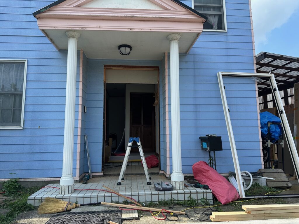 玄関ドア交換工事 日本製の高いドアを入れるために上部を開口