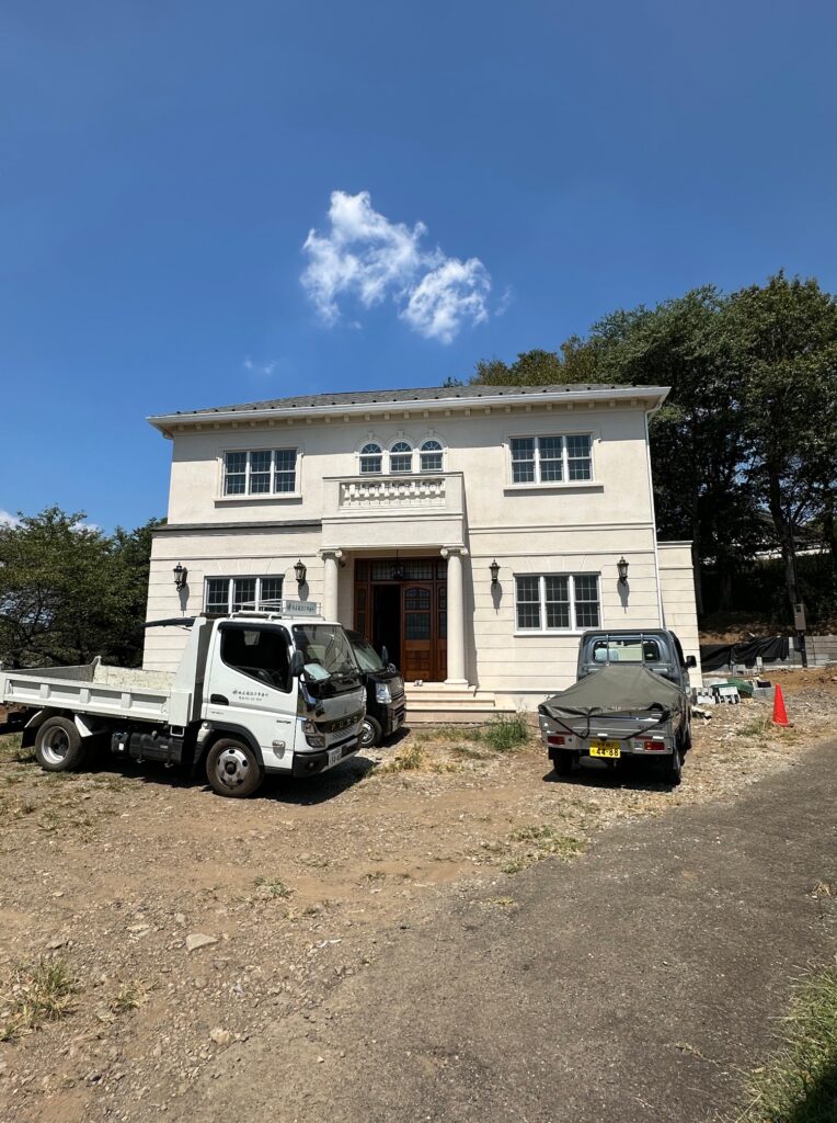 あきる野市草花に完成したコッツワールド設計の本格的な英国風洋館