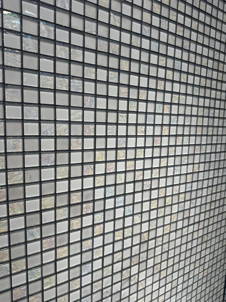 LIXILのガラスモザイクタイル ブラックの目地でシックなデザイン