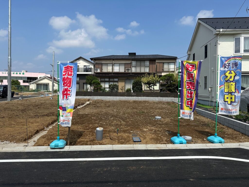 日野市南平5丁目 造成済みのきれいな分譲地と前面道路の様子