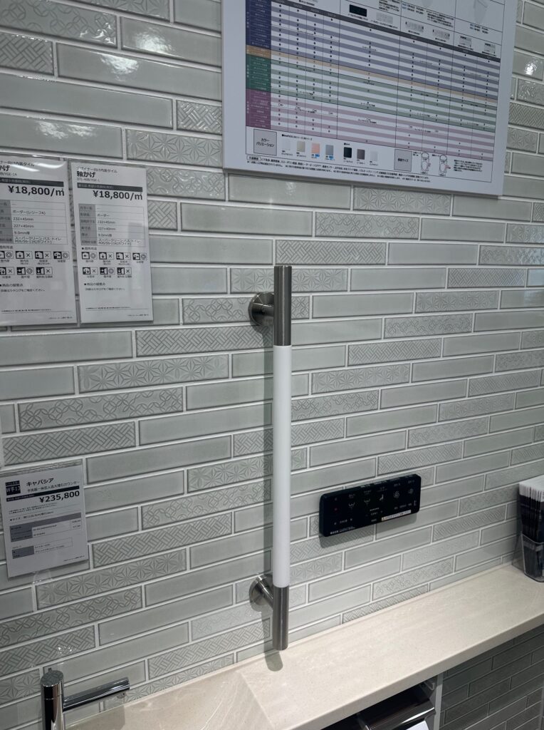 清潔感のある白と淡いグリーンのタイル