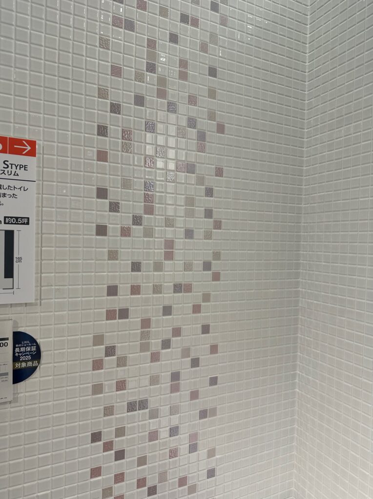 白ベースにピンクのアクセントが入った可愛いモザイクタイル