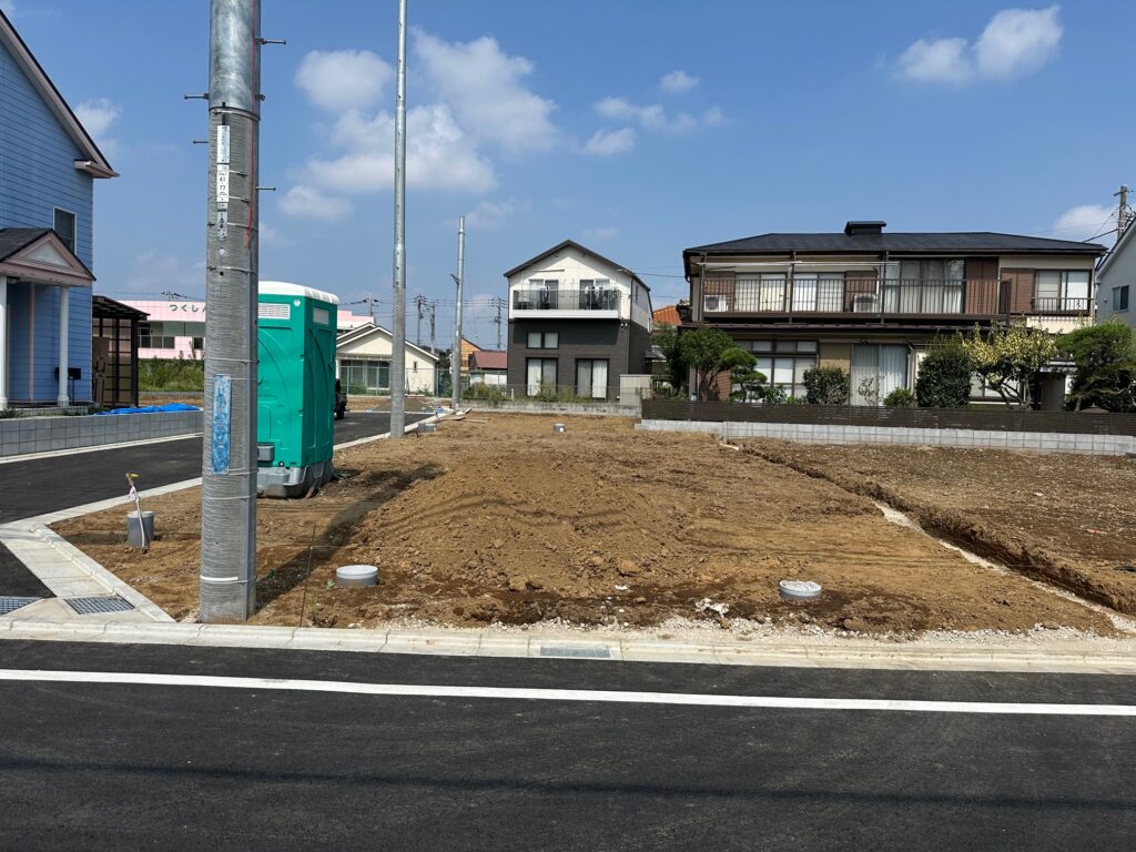 日野市南平5丁目 造成済みのきれいな分譲地と前面道路の様子