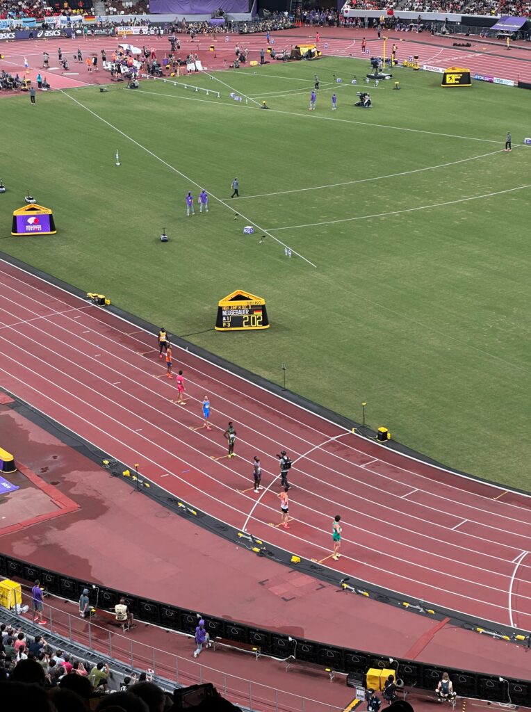 400mリレー予選 トラックを走る選手たち