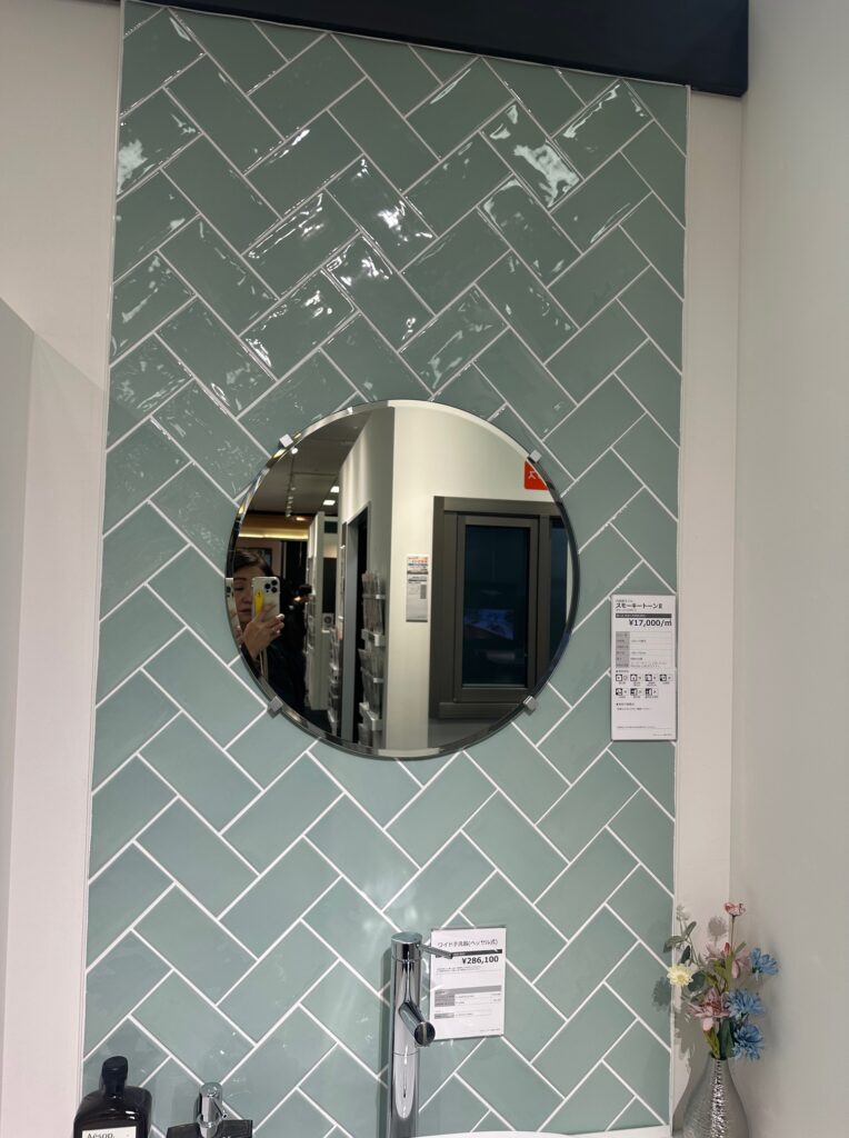 タイルの貼り方見本 ヘリンボーン張りでおしゃれな壁面に