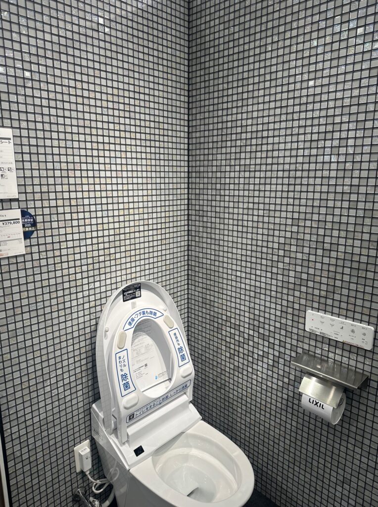 LIXILのガラスモザイクタイル ブラックの目地でシックなデザイン